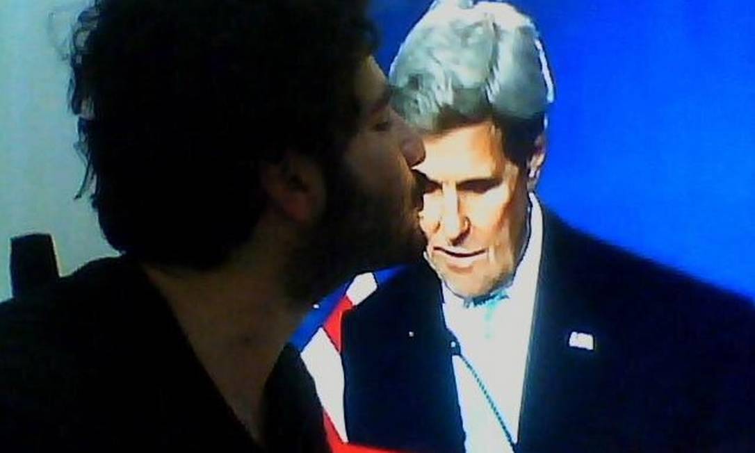Iraniano beija imagem do secretário americano de Estado, John Kerry durante anúncio do acordo Foto: Reprodução/Twitter