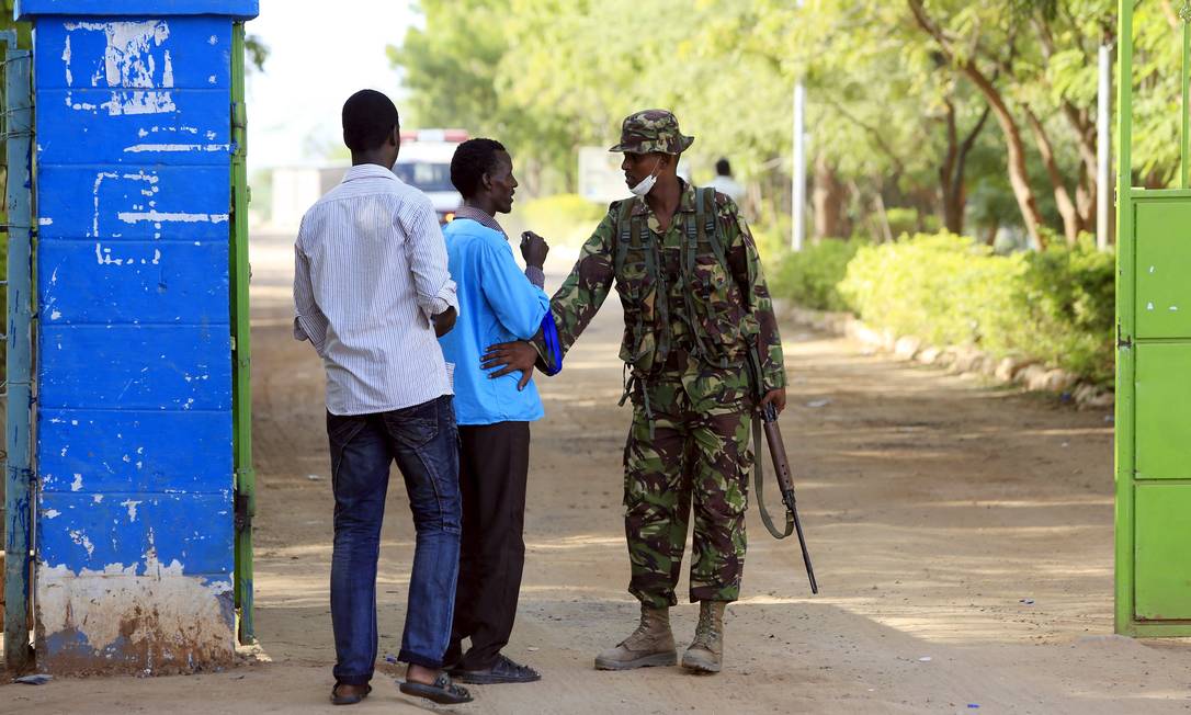 Soldados montam guarda na área da Universidade de Garissa Foto: NOOR KHAMIS / REUTERS
