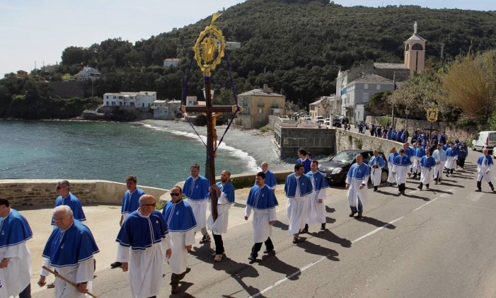 
Na ilha mediterrânea de Córsega, fieis carregam cruz durante procissão de Sexta-feira da Paixão
Foto: Pascal Pochard Casabianca / AFP