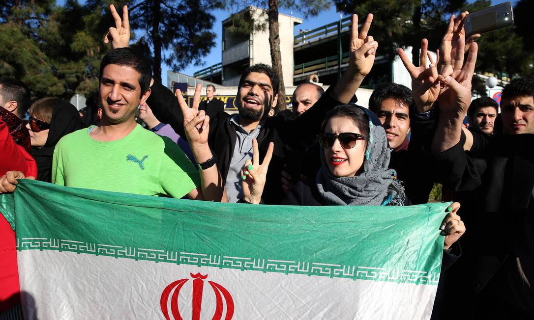 Iranianos em Teerã celebram acordo do país com as potências ocidentais. "Preocupações com o Irã persistem", afirmou porta-voz da Casa Branca Foto: Ebrahim Noroozi / AP