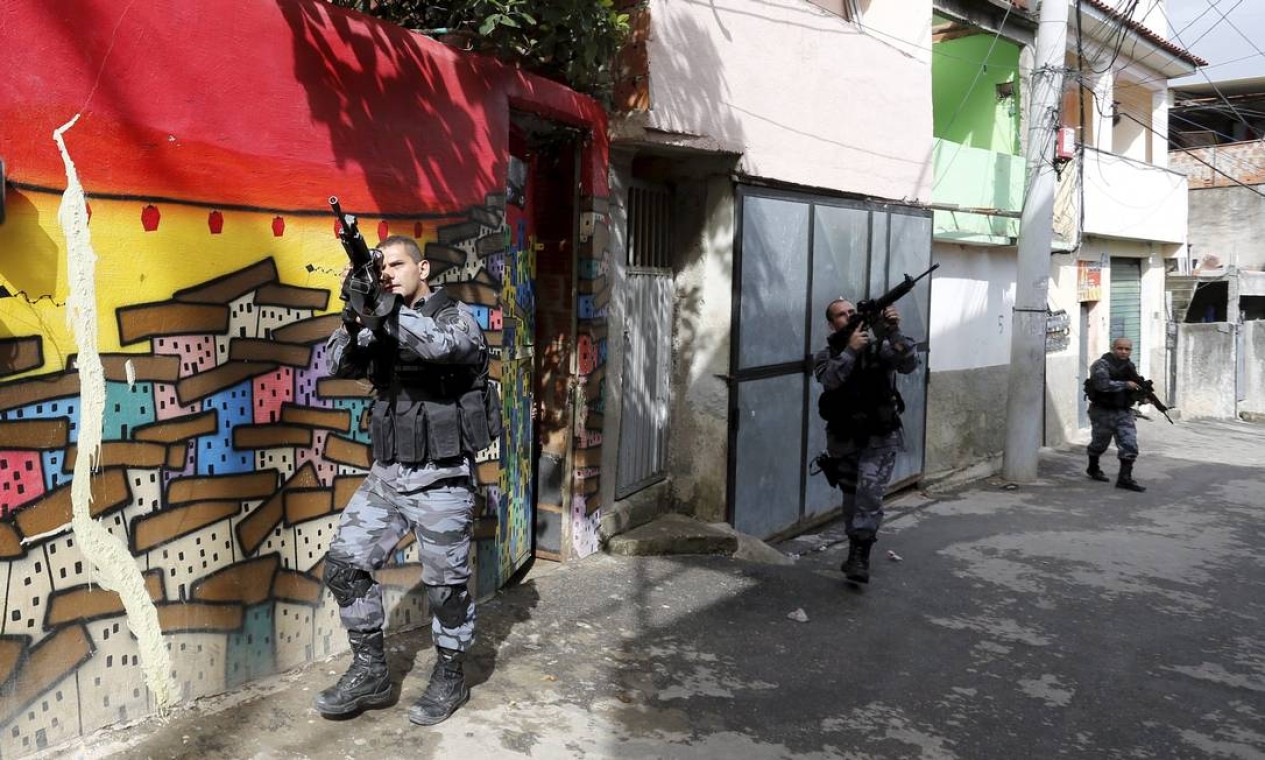 Após a morte de pelo menos quatro pessoas, a Polícia Militar realiza operações em três comunidades na manhã desta terça-feira Foto: Pablo Jacob / Agência O Globo