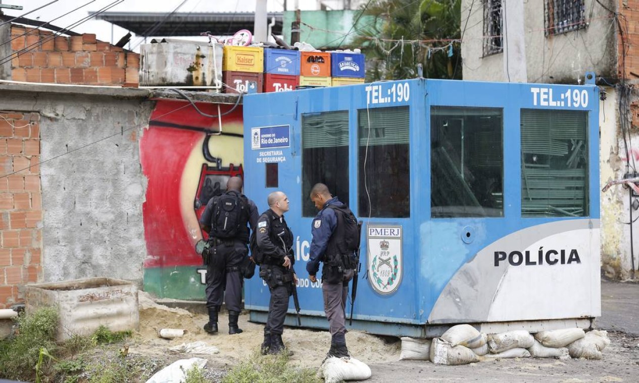 Cabine blindada é instalada na Nova Brasília, no Complexo do Alemão Foto: Pablo Jacob / O Globo
