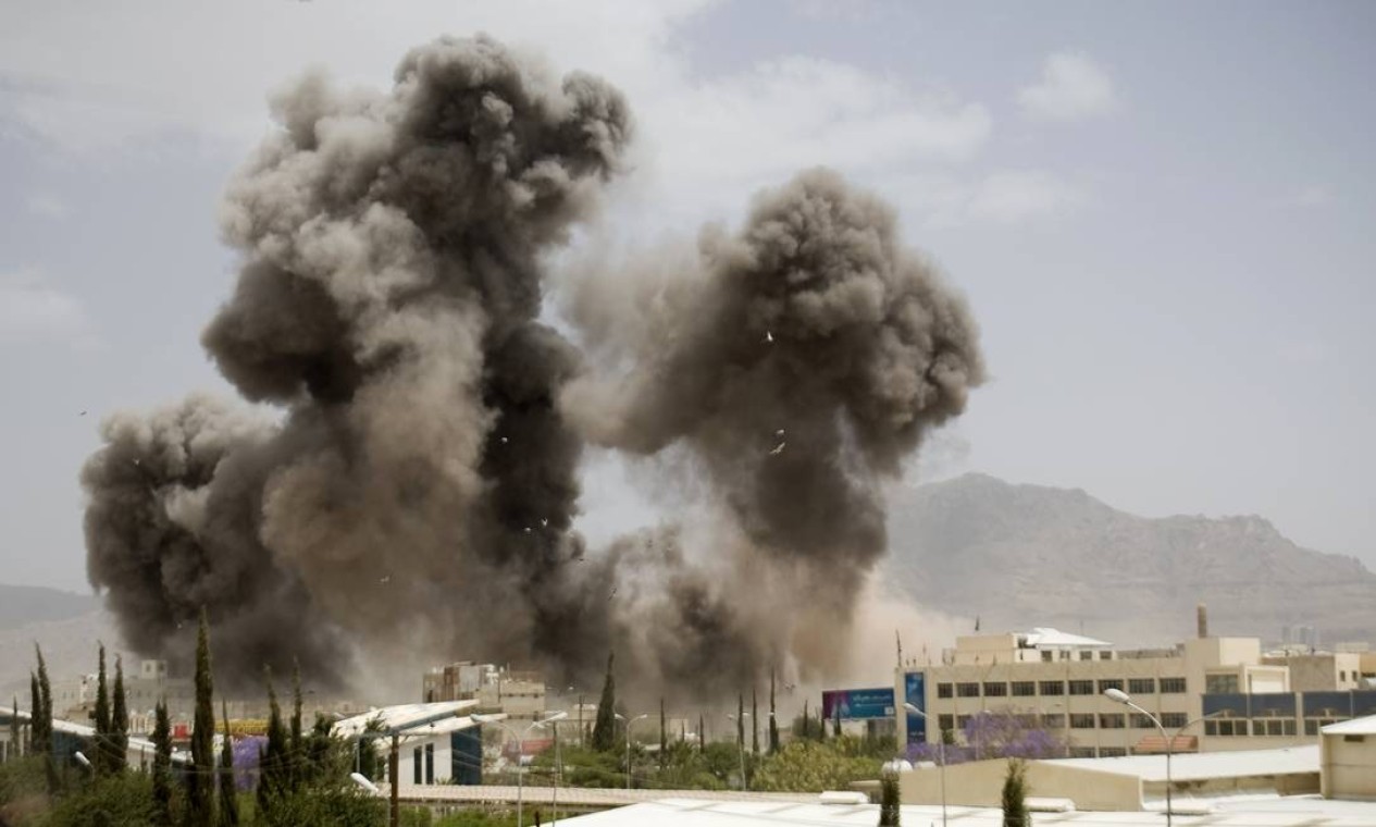 Sauditas lideram coalizão que há duas semanas ataca rebeldes xiitas houthis Foto: Hani Mohammed / AP