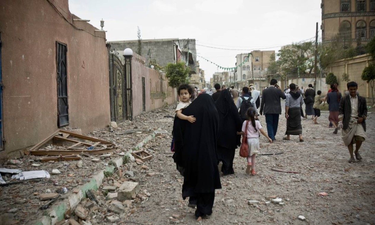 Moradores fogem de bairros destruídos em Sanaa, capital do Iêmen Foto: Hani Mohammed / AP