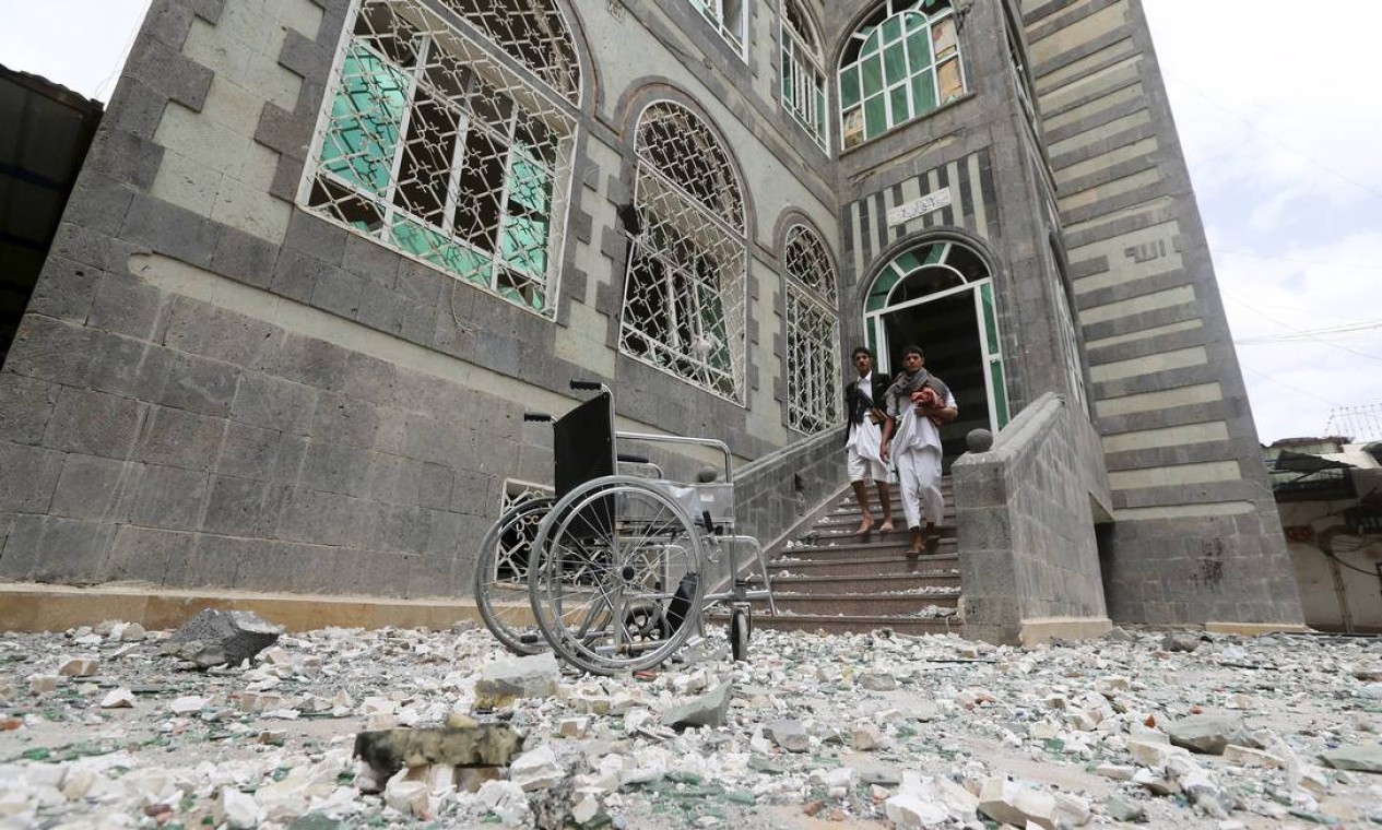 Marcas da destruição depois de os bombardeios da coalizão liderada pela Arábia Saudita Foto: KHALED ABDULLAH / REUTERS