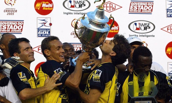 Túlio beija a Taça Guanabara, no título do Volta Redonda em 2005 Foto: Cezar Loureiro / Agência O Globo