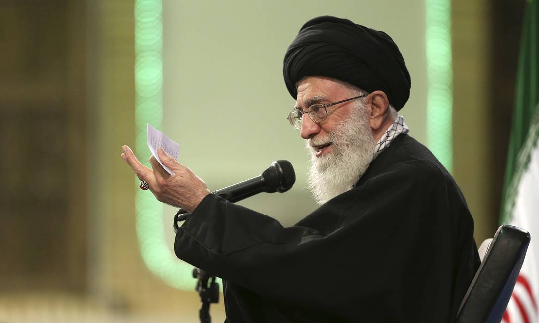 Ali Khamenei: o aiatolá disse que nem apoia nem rejeita o acordo nuclear Foto: STR / AP