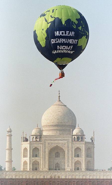 Protesto feito pela ONG diante do Taj Mahal no ano de 1998 Foto: John Macdougall / AFP