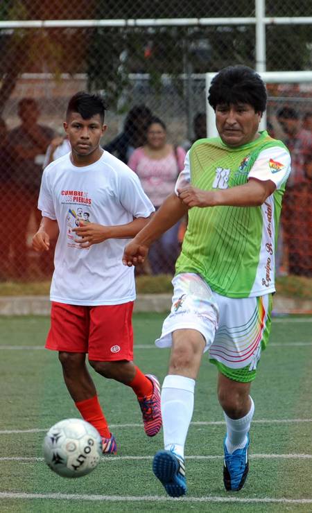 Evo Morales, presidente da Bolívia, joga futebol num intervalo da Cúpula Foto: JOHAN ORDONEZ / AFP