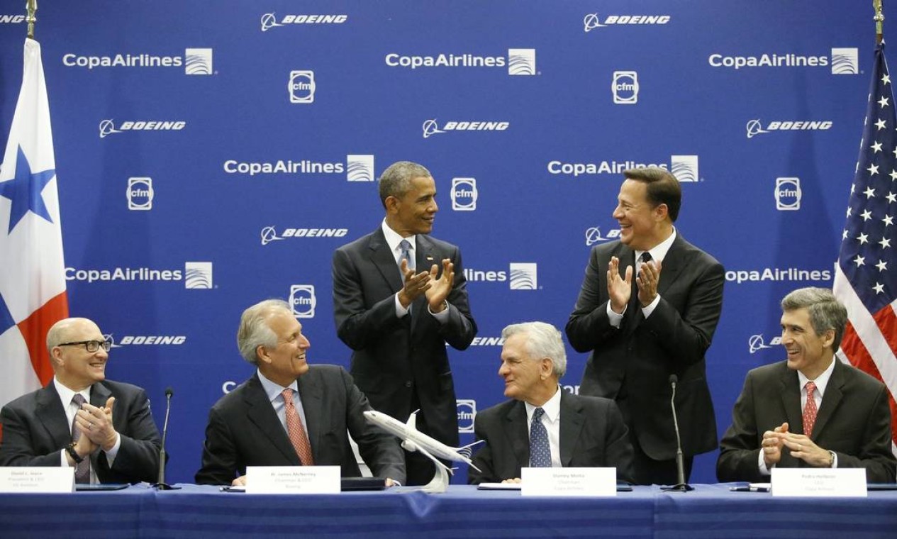 Obama e Varela aplaudem a assinatura de um contrato entre a Copa Airlines e a Boeing para a aquisição de 61 aviões 737 MAX 8 e MAX 9 Foto: JONATHAN ERNST / REUTERS