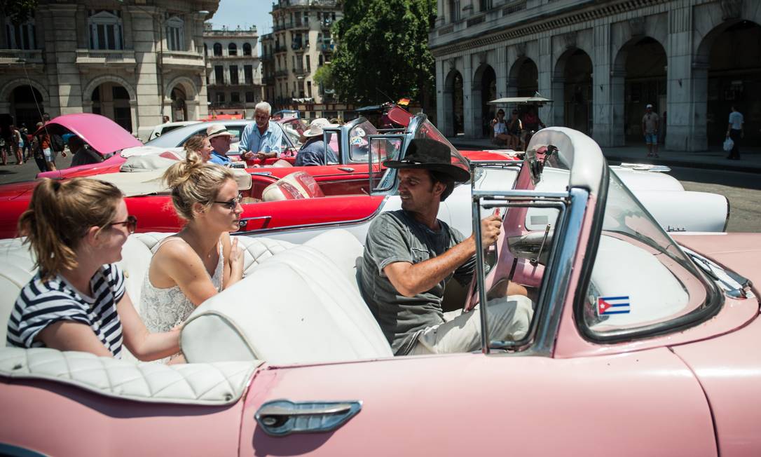 Carrões clássicos ainda circulam pelas ruas da capital cubana Foto: YAMIL LAGE / AFP