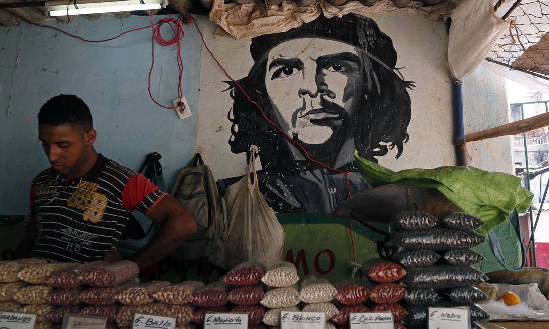 Cuba é salpicada de imagens do revolucionário argentino Ernesto "Che" Guevara, como neste mercado de bairro Foto: Desmond Boylan / AP