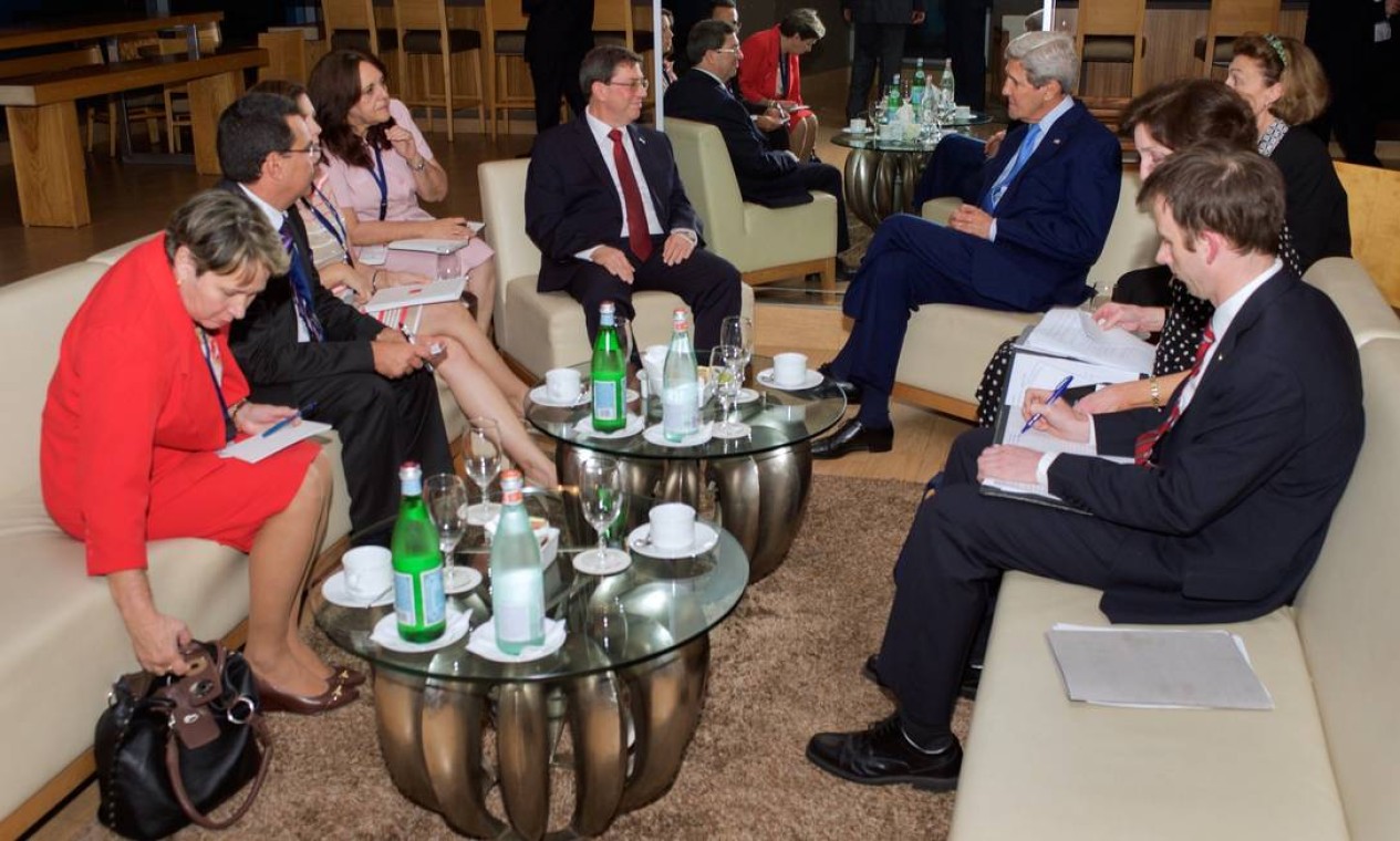 O secretário de Estado americano, John Kerry, se reúne com o chanceler cubano, Bruno Rodríguez, no primeiro encontro de alto escalão entre os dois países em décadas Foto: - / AFP