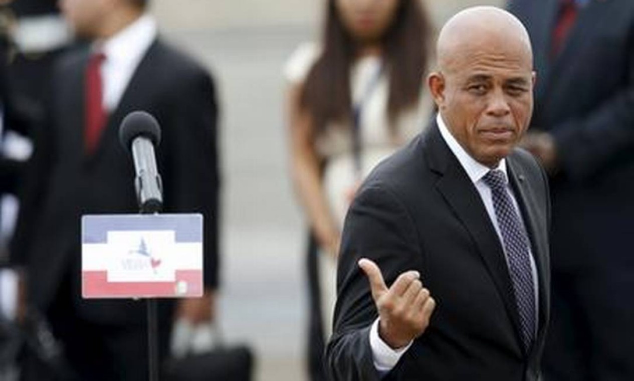 O presidente do Haiti, Michel Martelly, foi recebido com a bandeira do Canadá. E ainda lhe deram um microfone que não funcionava Foto: Reuters / Reuters