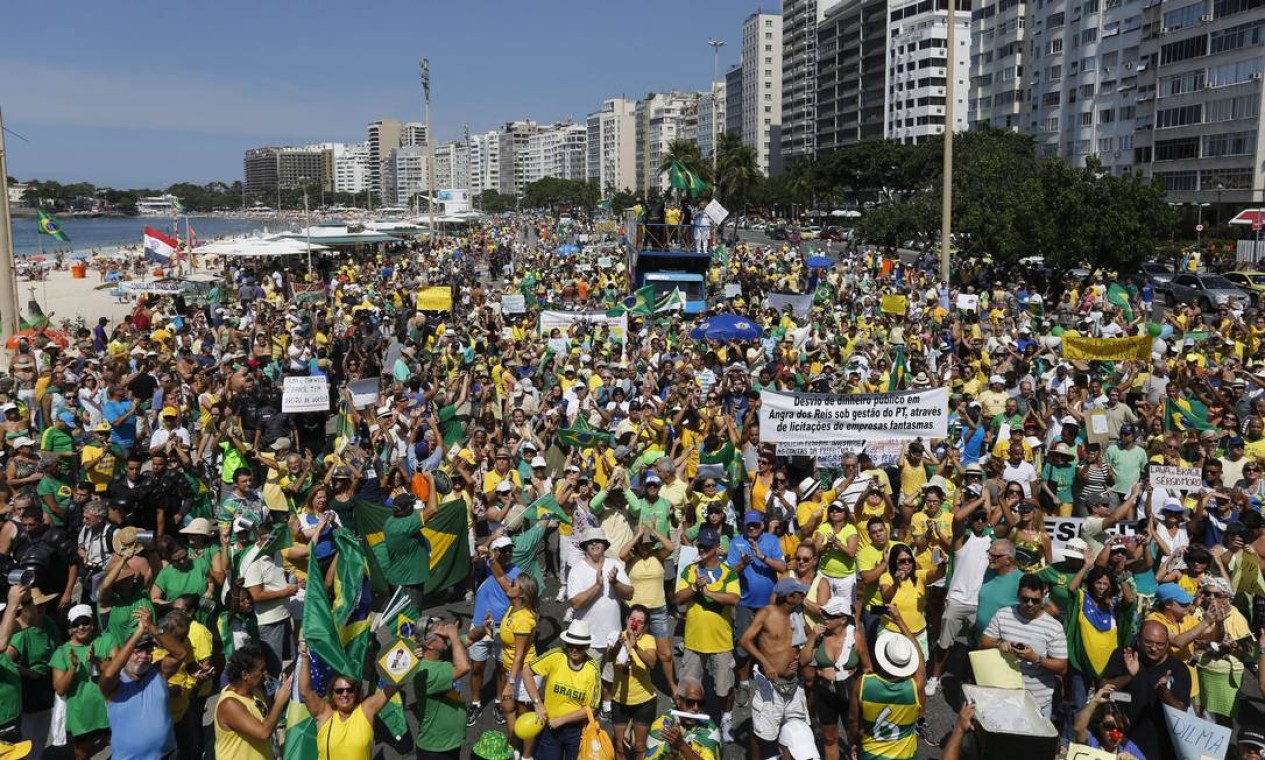 Eleitores descontentes voltaram às ruas neste domingo Foto: Pablo Jacob / Agência O Globo