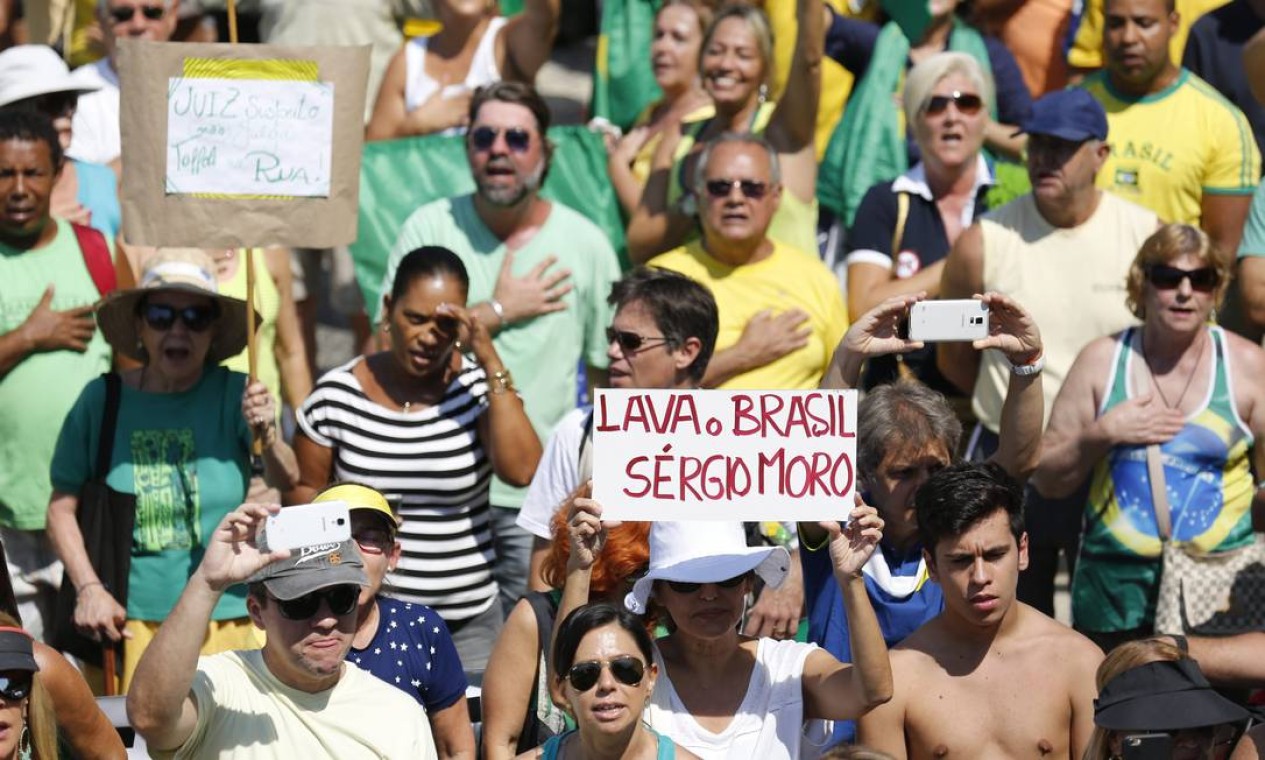 Manifestantes lotaram a orla do Rio citaram o esquema de corrupção da Petrobras Foto: Pablo Jacob / Agência O Globo