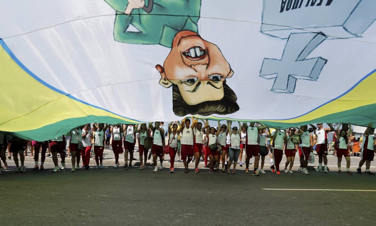 Vários grupos participaram do protesto na orla de Copacabana, no Rio Foto: Pablo Jacob / Agência O Globo
