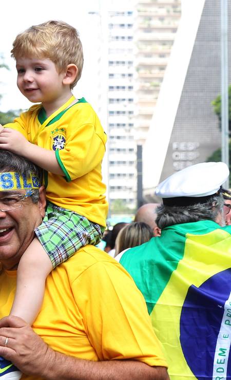 Muitas crianças também participaram do ato na Avenida Paulista Foto: Michel Filho / Agência O Globo