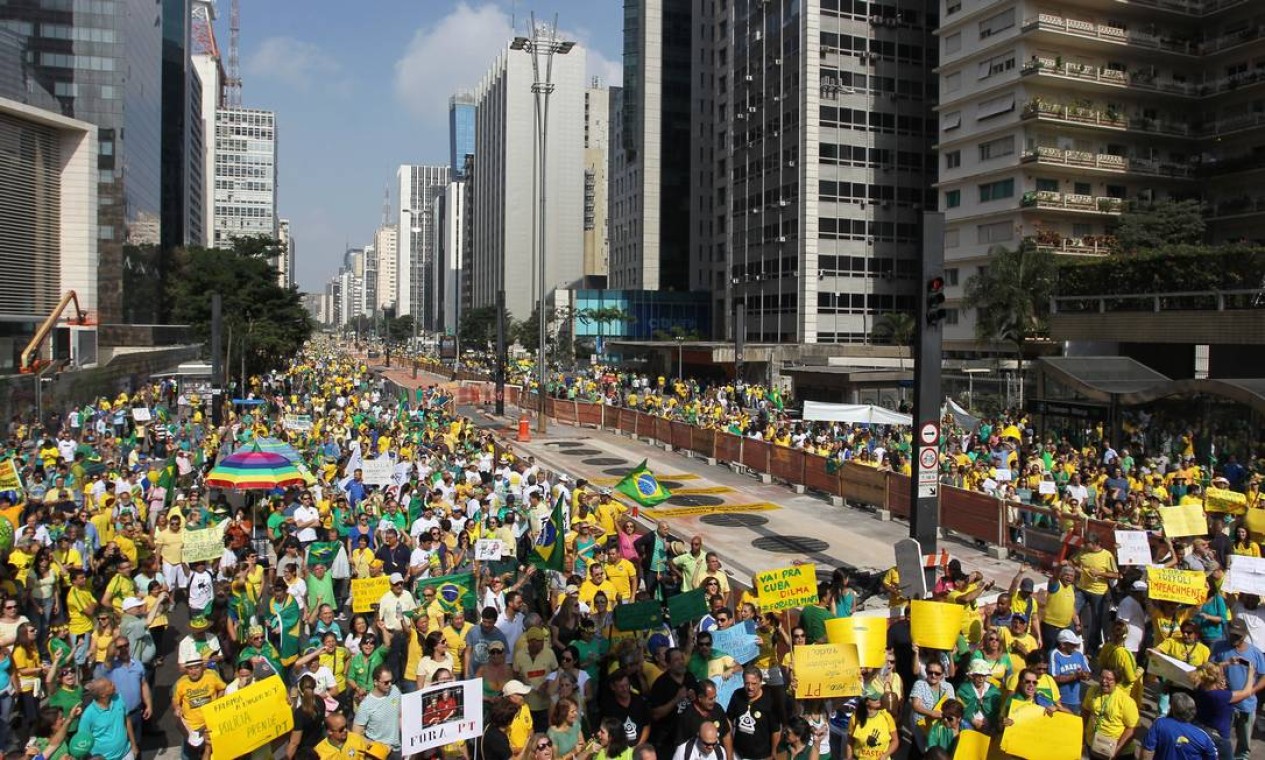 Manifestantes ocuparam as duas pistas da Avenida Paulista, em SP Foto: Michel Filho / Agência O Globo