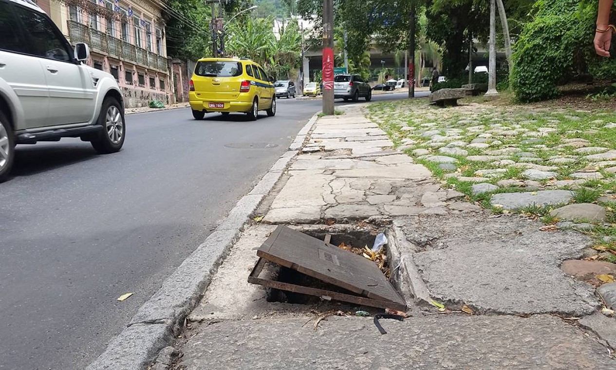 Tampa de bueiro se desloca e deixa buraco aberto em calçada do Cosme Velho  - Jornal O Globo