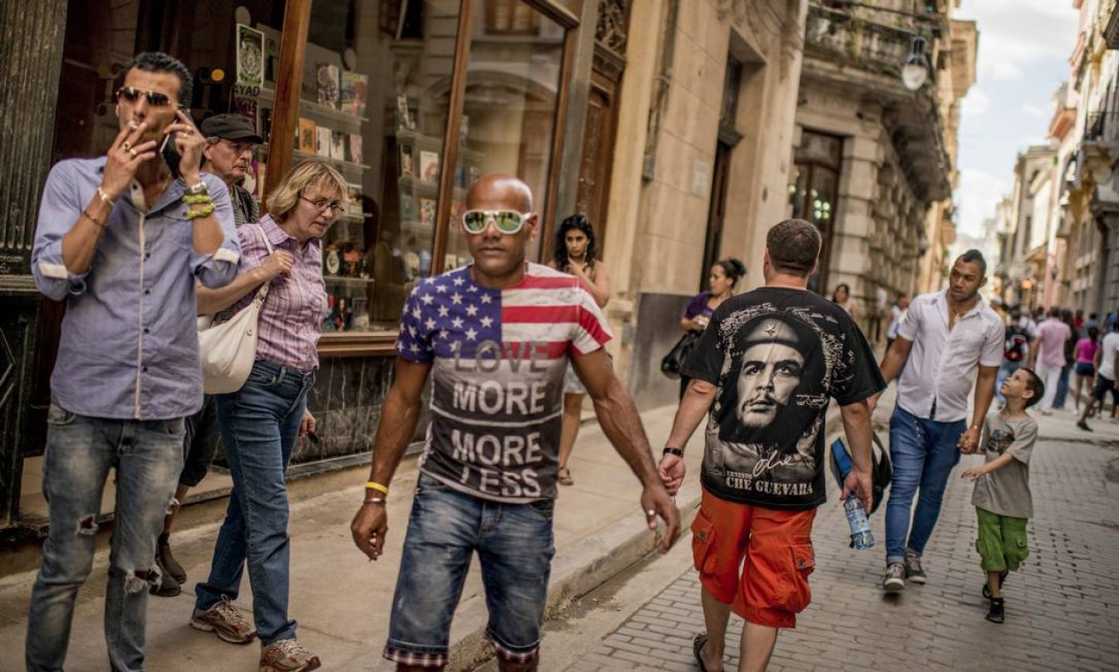 A reaproximação entre EUA e Cuba, iniciada pelos presidentes dos dois países, trouxe um efeito inesperado nas ruas de Havana: muita gente circulando com roupas com a bandeira do país norte-americano - às vezes, dividindo o espaço com estampas de Che Guevara, herói da revolução cubana Foto: THE NEW YORK TIMES / NYT