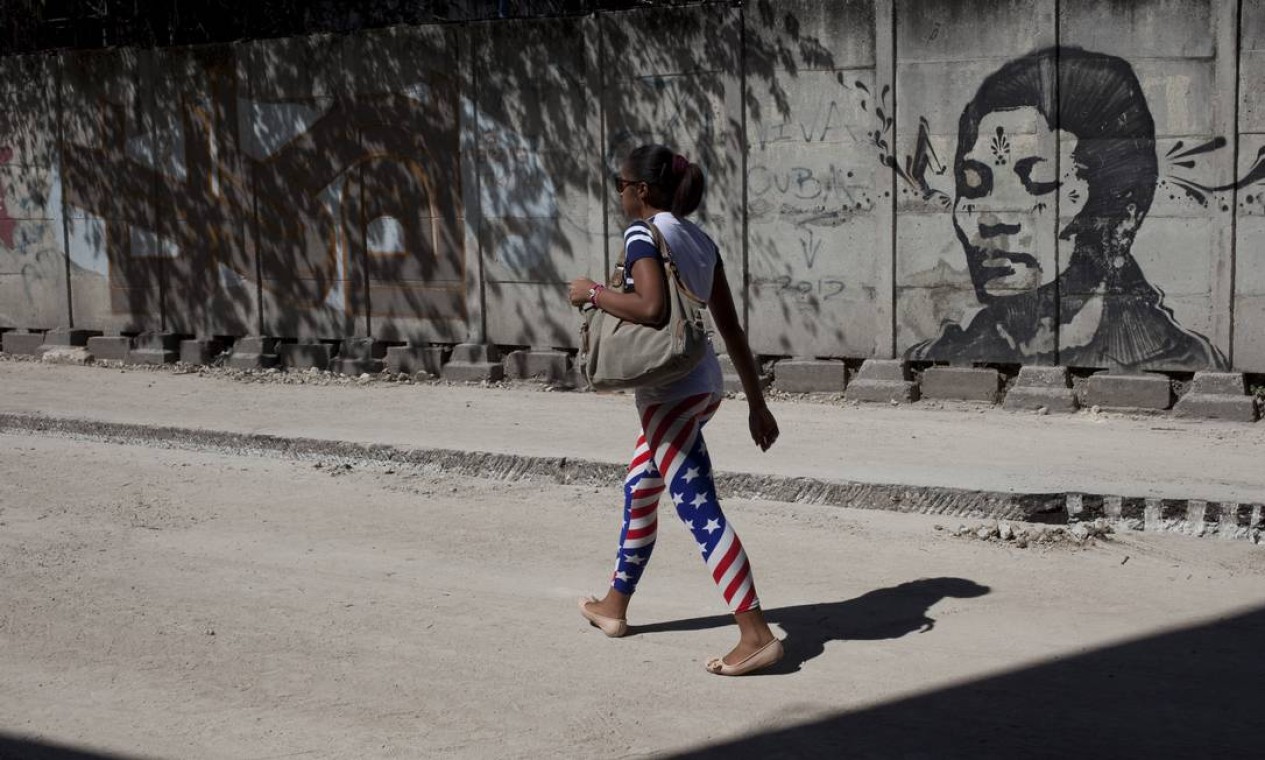 As tradicionais listras e estrelas do pavilhão norte-americano vêm aparecendo com mais frequência em fachadas de edifícios e lojas - além, claro, nas calças das cubanas Foto: ELIANA APONTE TOBAR / NYT