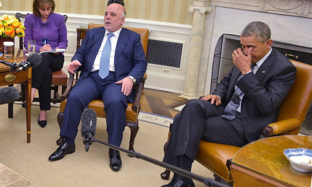 Haider al-Abadi (esquerda) durante encontro com Barack Obama no Salão Oval da Casa Branca nesta terça-feira Foto: MANDEL NGAN / AFP