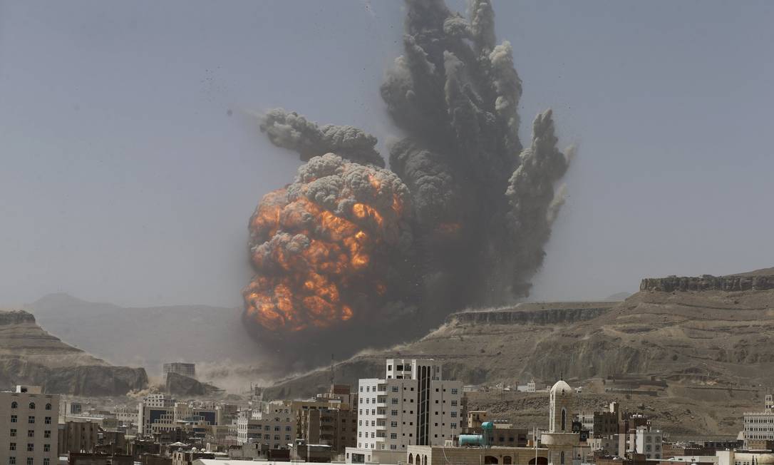 
Fumaça sobe de um depósito de mísseis atingido por bombardeio na capital iemenita
Foto:
KHALED ABDULLAH
/
Reuters

