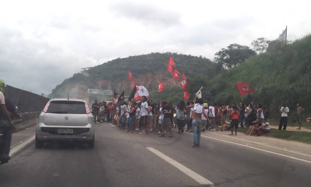 Manifestantes liberam a Rodovia Presidente Dutra no sentido São Paulo Jornal O Globo Manifestantes liberam a Rodovia Presidente Dutra no sentido São Paulo Jornal O Globo