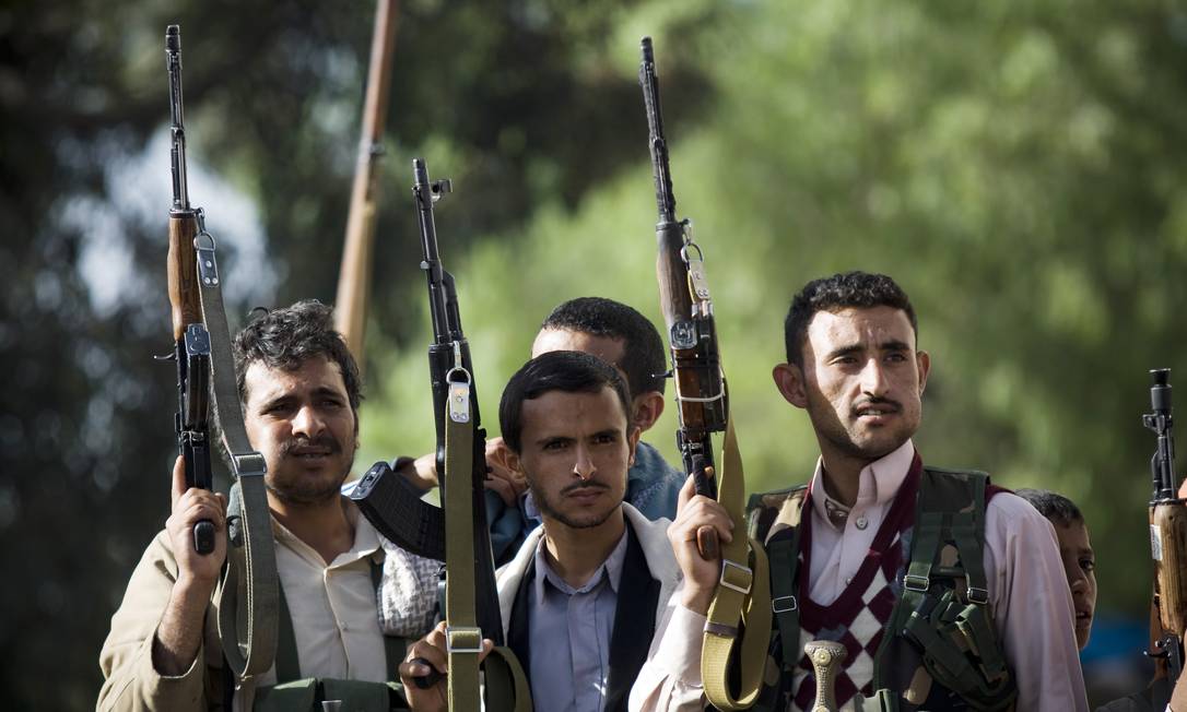 Rebeldes houthis em Sanaa. Coalizão liderada pela Arábia Saudita anunciou início de nova fase no combate à milícia xiita no Iêmen Foto: Hani Mohammed / AP