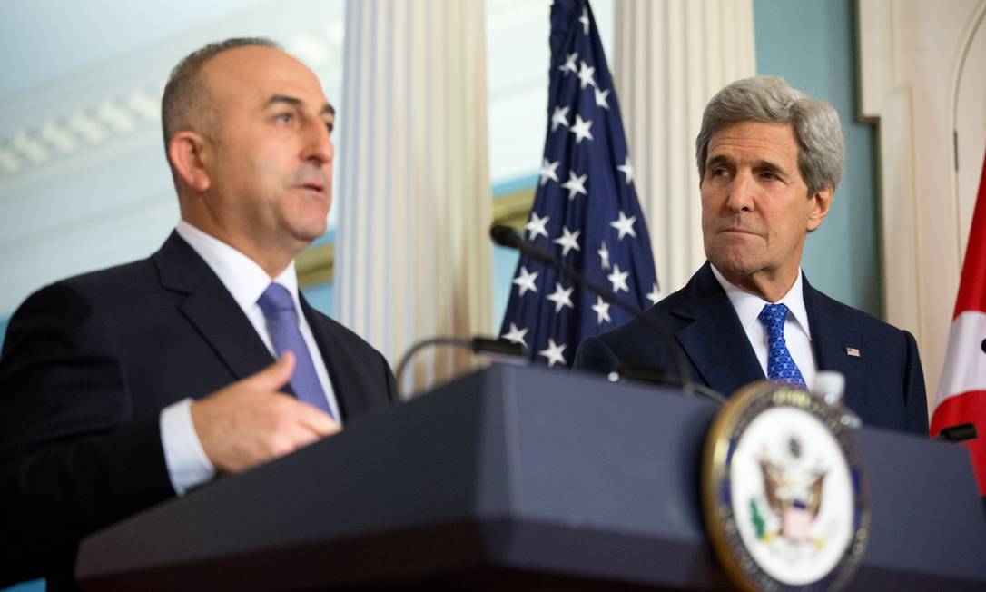 Ministro turco das Relações Exteriores, Mevlut Cavusoglu (esquerda) e secretário americano de Estado, John Kerry, em Washington. Turquia pediu ajuda no combate ao trânsito de jihadistas rumo à Síria Foto: Andrew Harnik / AP
