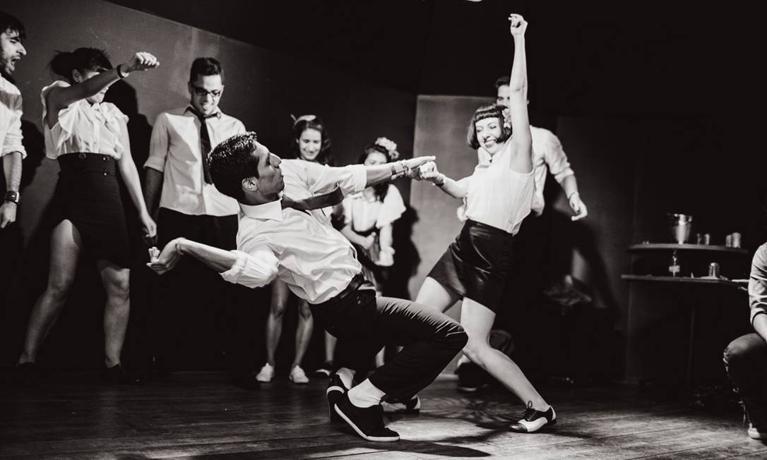 Os jovens nos anos 80 dançavam charleston dance nas melhores músicas d