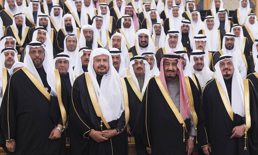 Salman bin Abdulaziz Al Saud (terceiro, da esquerda para a direita na primeira fileira) ao lado de membros do conselho real. Em disputa pela supremacia no Golfo Pérsico, Arábia Saudita liderou ataque às forças houthis do Iêmen Foto: AP