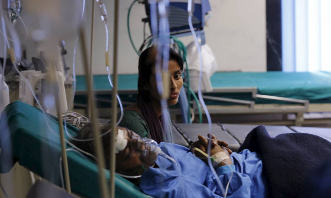 Mulher aompanha vítima do terremoto no Nepal em hospital de Katmandu. País pediu ajuda no resgate e tratamento de cidadãos afestados por tremores de terra Foto: ADNAN ABIDI / REUTERS