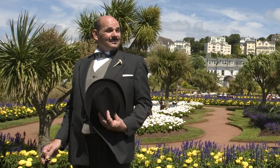 
Ator caracterizado como o detetive Hercule Poirot posa em Torquay, cidade natal de Agatha Christie, no sul da Inglaterra
Foto:
Visit Britain
/
Divulgação
