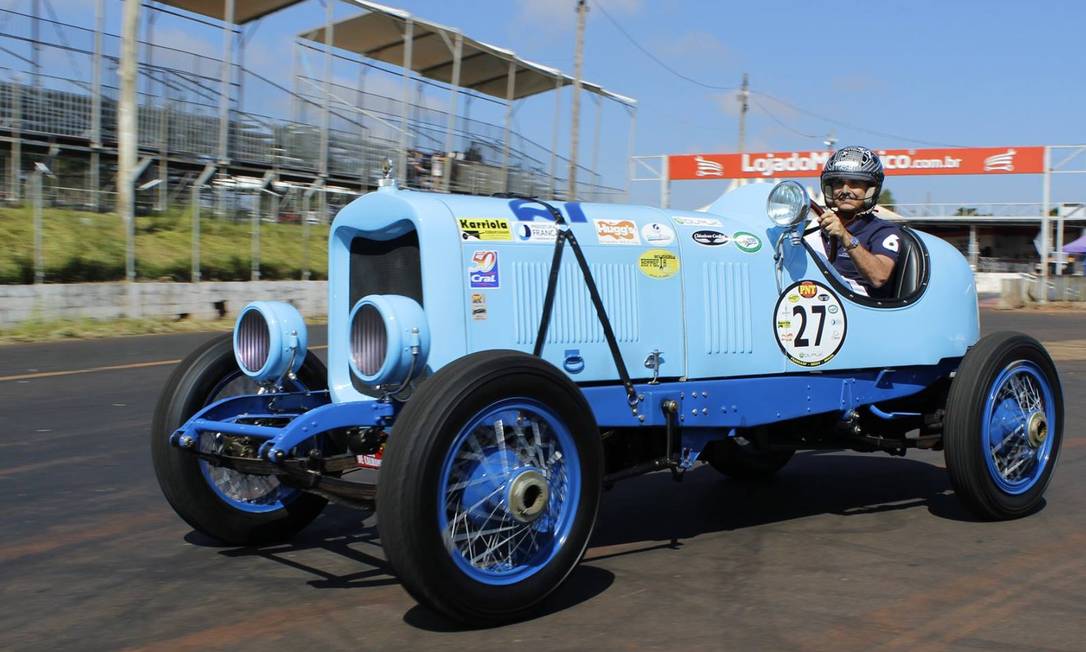 Nelson Piquet - Domingo ganhei a corrida dos carros antigos (anos 30) em  Franca-SP. Corri com o Lincoln 1927 da foto. Muito divertido! E é sempre  bom ganhar uma corridinha