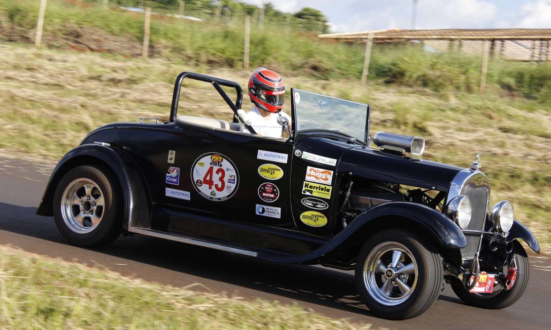 Nelson Piquet - Domingo ganhei a corrida dos carros antigos (anos 30) em  Franca-SP. Corri com o Lincoln 1927 da foto. Muito divertido! E é sempre  bom ganhar uma corridinha