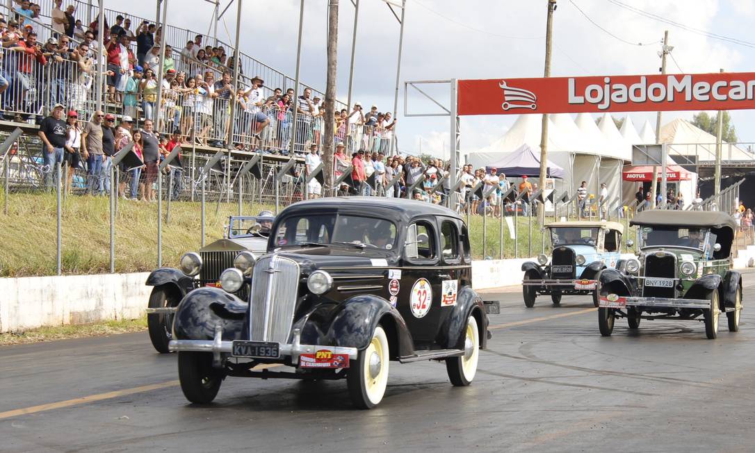 Nelson Piquet - Domingo ganhei a corrida dos carros antigos (anos 30) em  Franca-SP. Corri com o Lincoln 1927 da foto. Muito divertido! E é sempre  bom ganhar uma corridinha