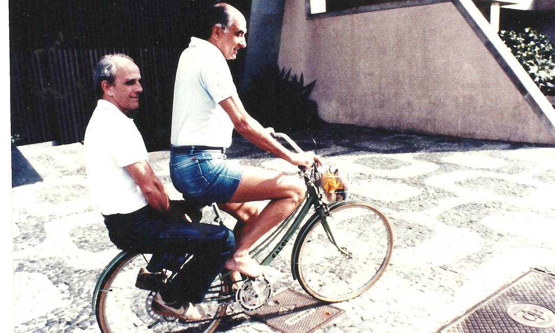 
O jornalista Zuenir Ventura dá carona de bicicleta para o escritor Rubem Fonseca
Foto:
/
Marcio Renato/Divulgação
