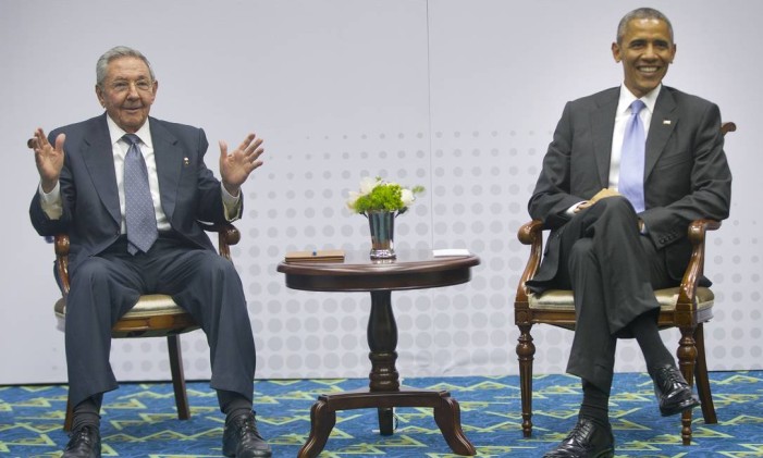 
Raúl Castro e Barack Obama em reunião na Cúpula das Américas, realizada em abril, no Panamá
Foto: Pablo Martinez Monsivais / AP