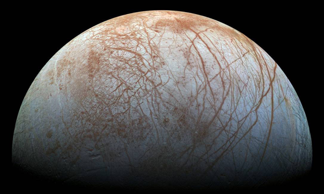 
Imagem de Europa feita pela sonda Galileu, da Nasa, no fim dos anos 1990: miteriosas linhas de material escuro que cobrem sua superfície seriam compostas por sal marinho
Foto:
Nasa/JPL-Caltech/SETI Institute
