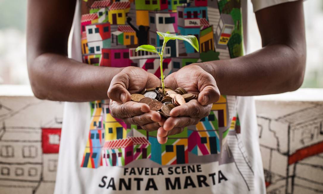 
Moradora do Santa Marta, que investe em empreendedorismo social
Foto:
Agência O Globo
/
Bárbara Lopes
