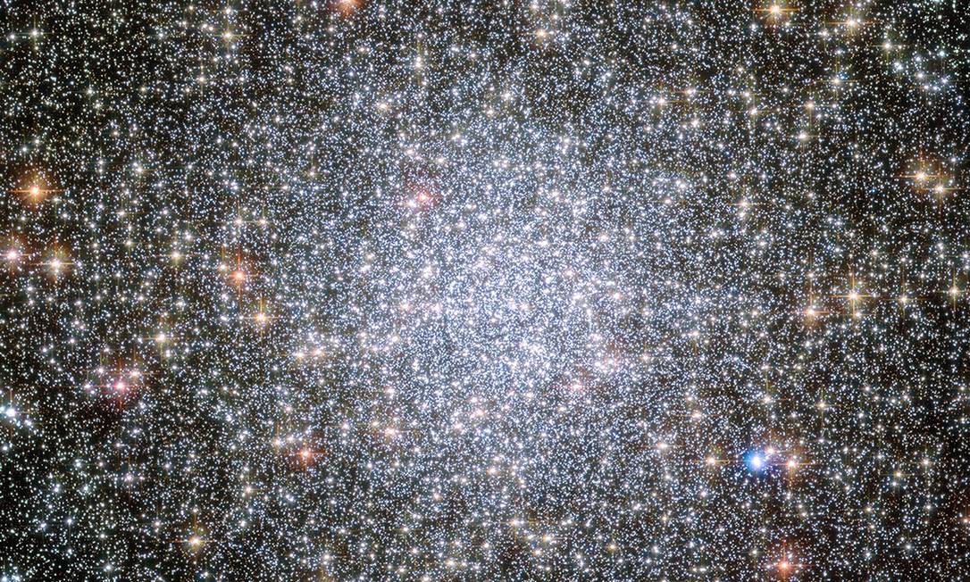 
O denso aglomerado estelar 47 Tucanae, onde os astrônomos identificaram dois grupos de estrelas anãs-brancas em estágios diferentes da sua migração para a periferia do objeto
Foto:
Nasa/ESA/Hubble
