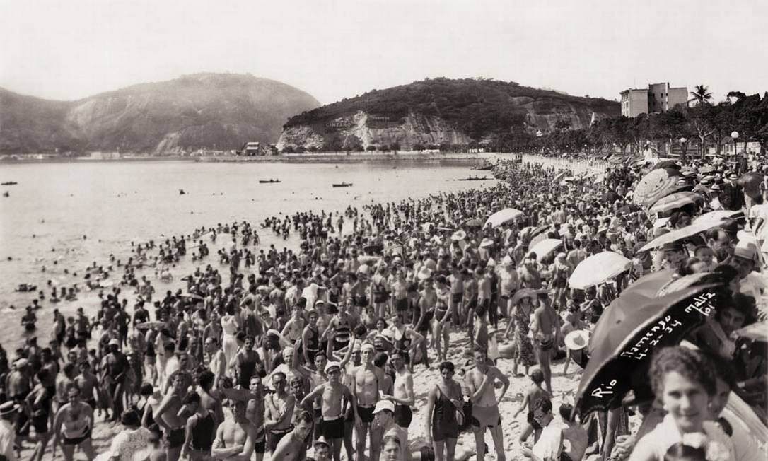 Um flagrante de banhistas na Praia do Flamengo, em 1934, quando o local ainda era muito frequentado por cariocas Augusto Malta - Acerco IMS