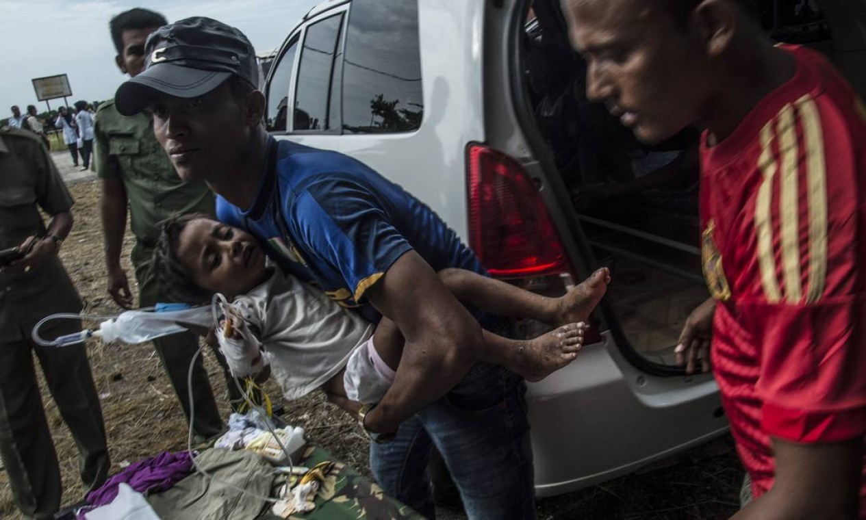 Criança desidratada é mais uma das que sofrem com precariedade no transporte ilegal Foto: SUTANTA ADITYA / AFP