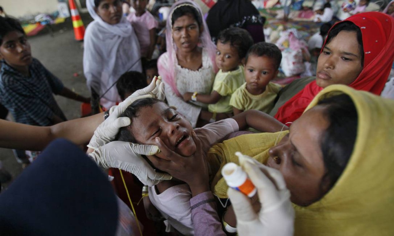 Na maioria dos casos, crianças tomam suas primeiras injeções Foto: Binsar Bakkara / AP