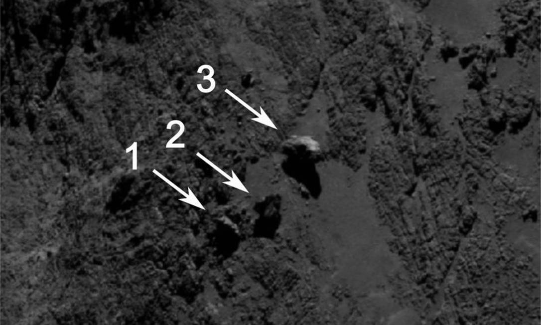 
Imagem da câmera Osiris, a bordo da sonda Rosetta, com as três possíveis “rochas equilibristas” encontradas na superfície do cometa
Foto:
ESA/Rosetta/MPS
