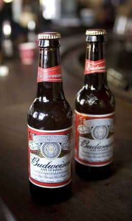 Budweiser beer bottles are arranged at the Palace Café in the Brooklyn borough of New York on Friday, Feb. 16, 2007. Anheuser-Busch Cos., its U.S. growth slowing to 1 percent a year, may boost sales faster by avoiding a merger and continuing to expand in China while importing foreign brews. Photographer: Tom Starkweather/Bloomberg News. Foto: TOM STARKWEATHER / BLOOMBERG NEWS