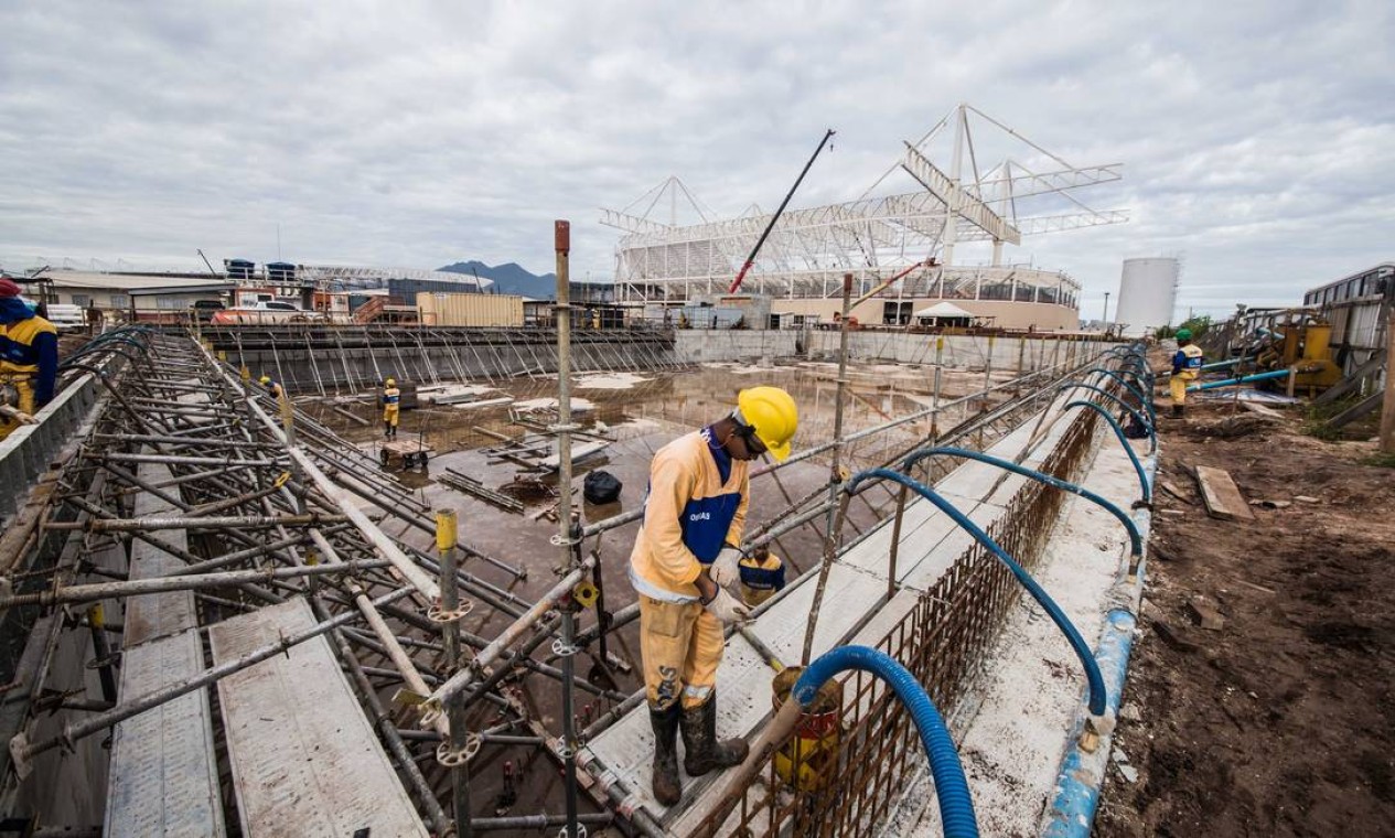 Operário trabalha nas obras do Estádio Aquático Foto: Renato Sette Camara / Prefeitura do Rio