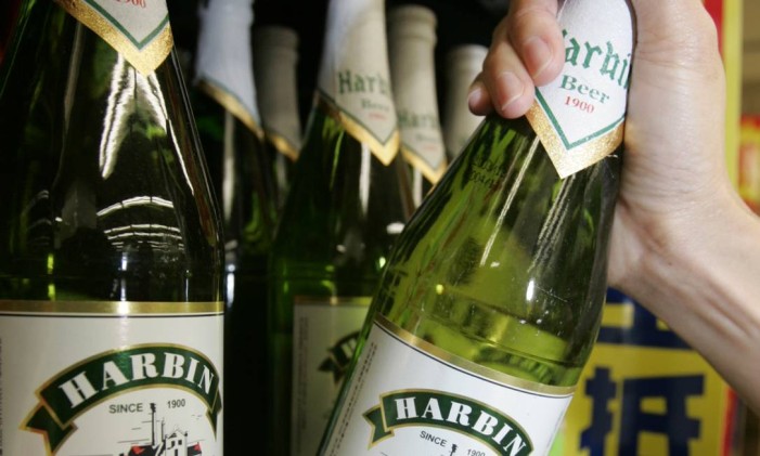 Bottles of Harbin Brewery Group Ltd.'s beer are pictured on a store shelf in Hong Kong Wednesday, April 5, 2004. Harbin Brewery Group, China's oldest brewer, asked shareholders to accept a HK$3.88 billion ($497.7 million) takeover offer from Anheuser-Busch Cos. in the first bidding war for a Chinese company by overseas investors. Photographer: Paul Hilton/Bloomberg News Foto: Paul Hilton / Bloomberg News/05-04-2014